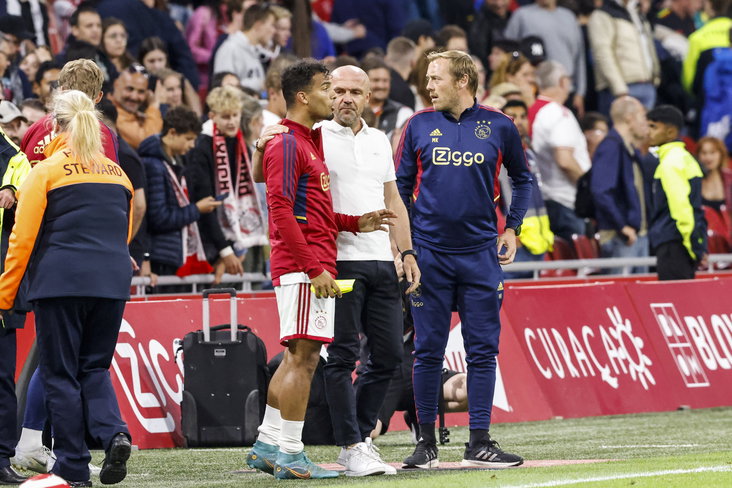 Alfred Schreuder met Owen Wijndal bij Ajax