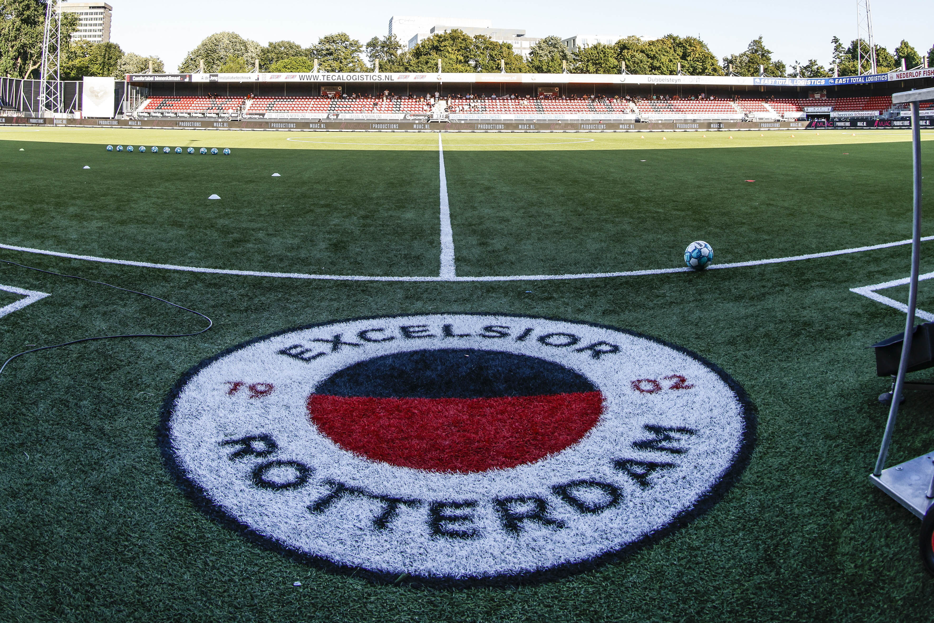 Het logo van Excelsior op het veld van het Van Donge & De Roo Stadion