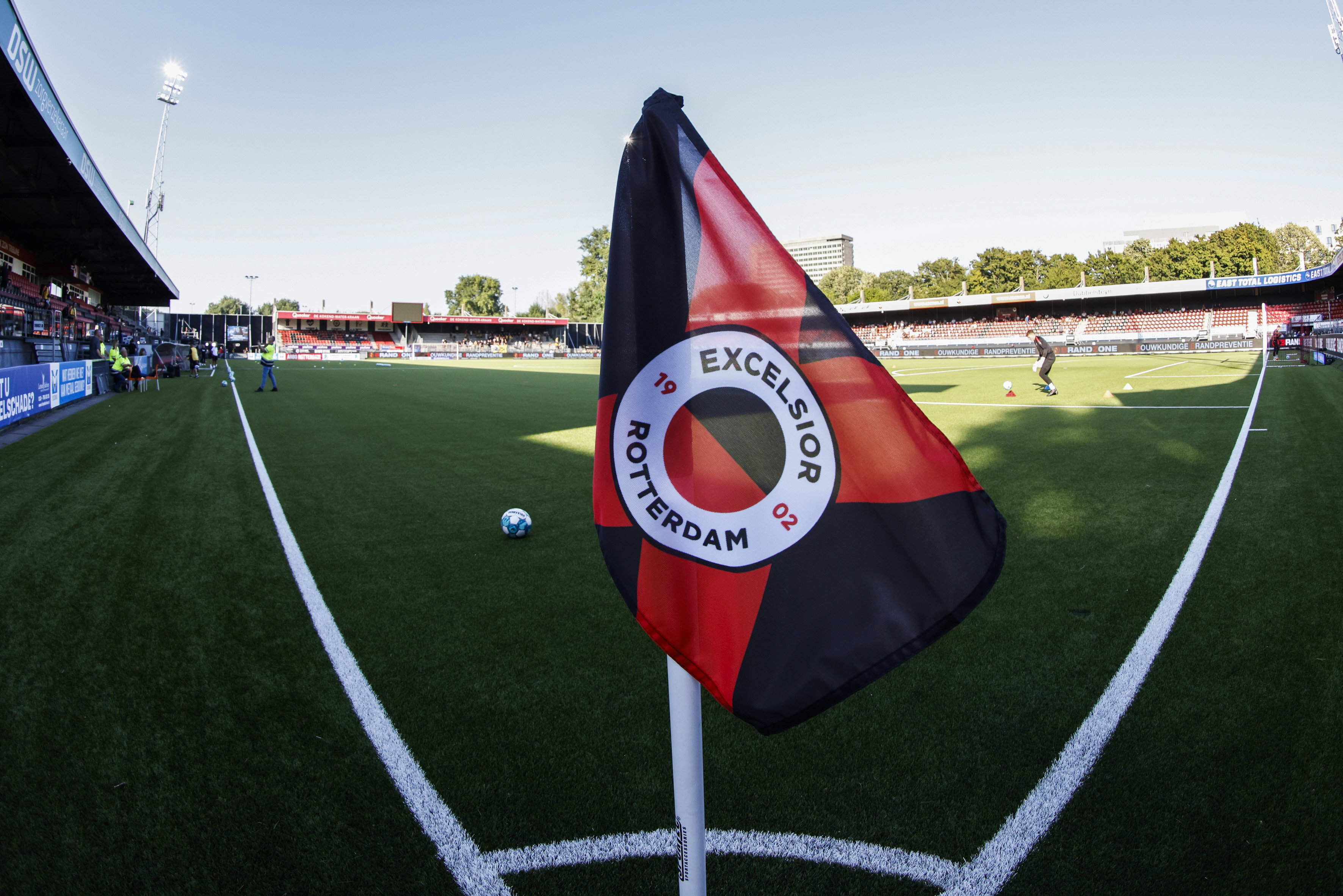 Het logo van Excelsior op een cornervlag