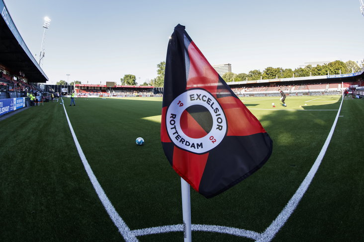 Het logo van Excelsior op een cornervlag
