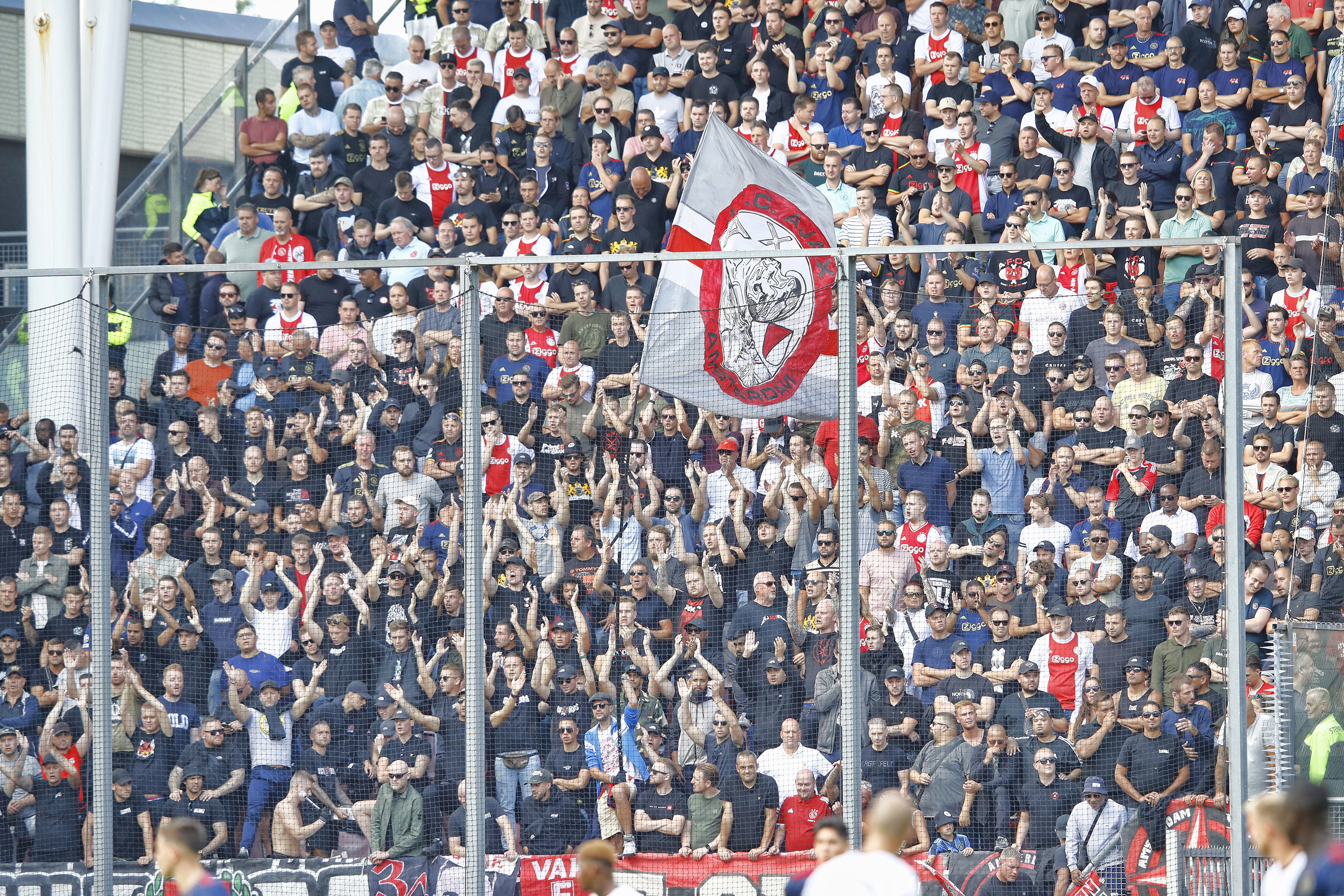 Fans van Ajax in het uitvak van FC Utrecht
