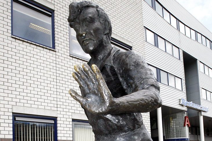 Standbeeld van Abe Lenstra