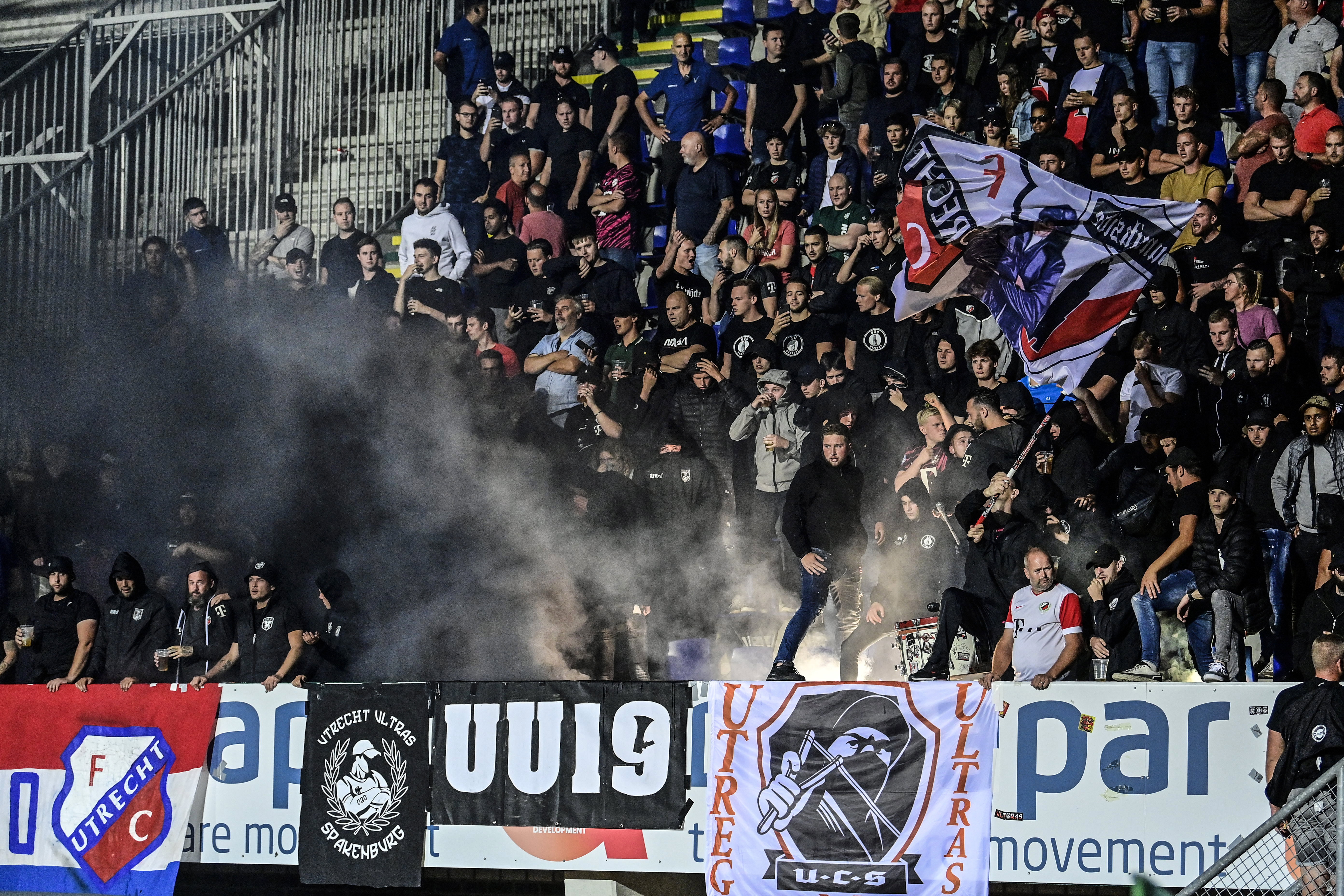 Fans van FC Utrecht met vuurwerk