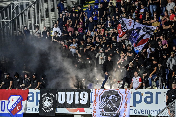 Fans van FC Utrecht met vuurwerk