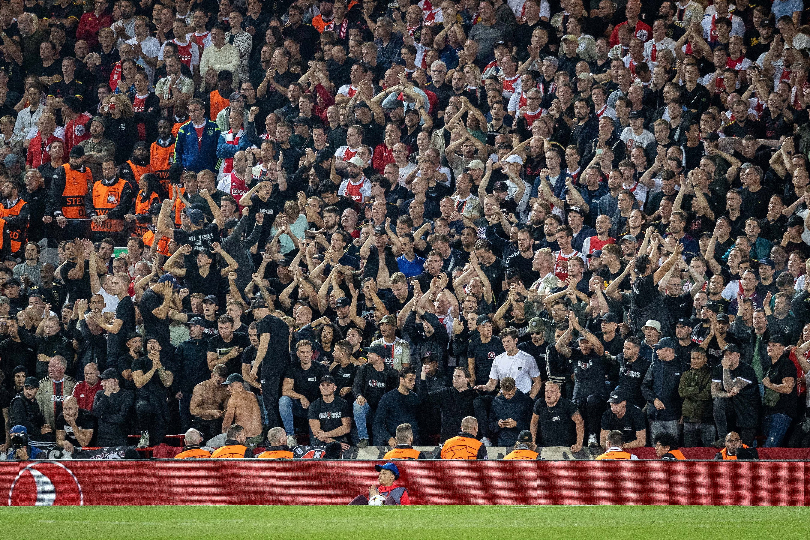 Ajax-supporters in het uitvak bij Liverpool