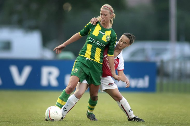 Rianne Schorel in het shirt van ADO Den Haag