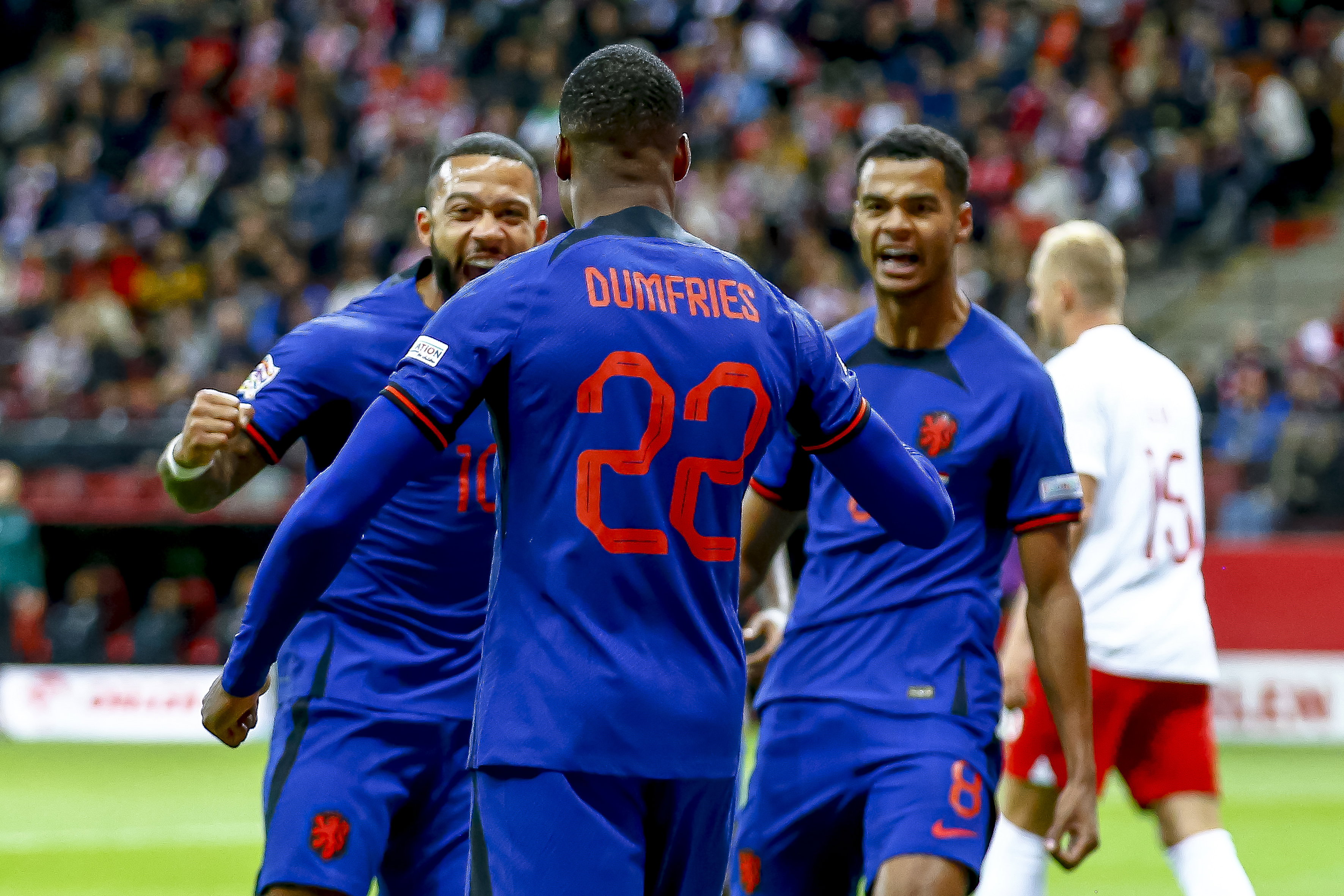 Cody Gakpo viert zijn goal met Memphis en Dumfries