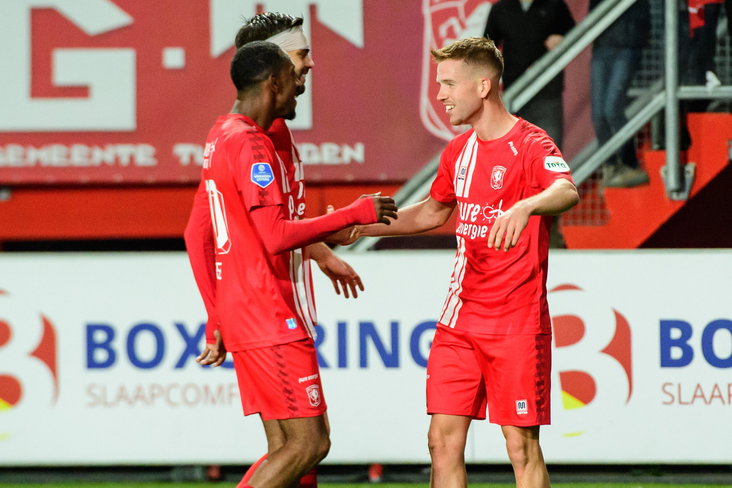 Gijs Smal krijgt de felicitaties van Joshua Brenet en Robin Pröpper