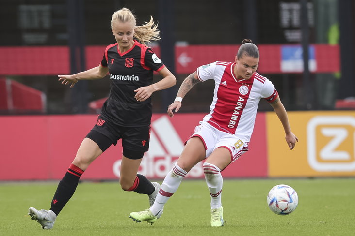 Janneke Ennema (l.) van SC Heerenveen in duel met Sherida Spitse van Ajax