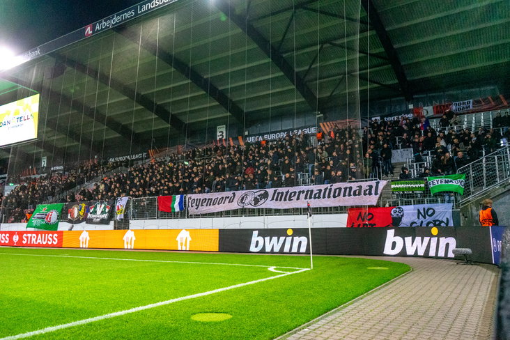 Feyenoord-fans in de MCH Arena van FC Midtjylland