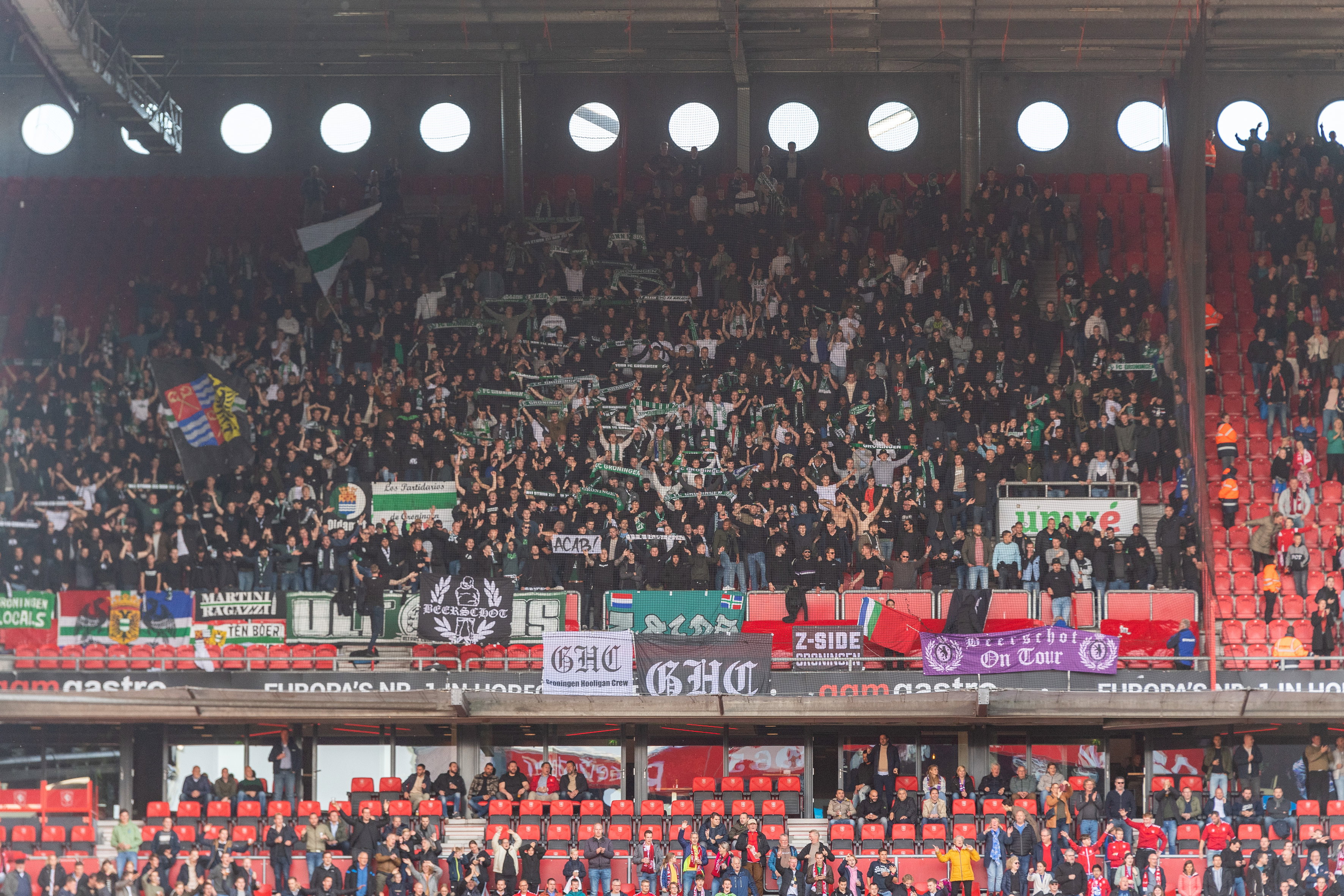Supporters van FC Groningen in het uitvak bij FC Twente