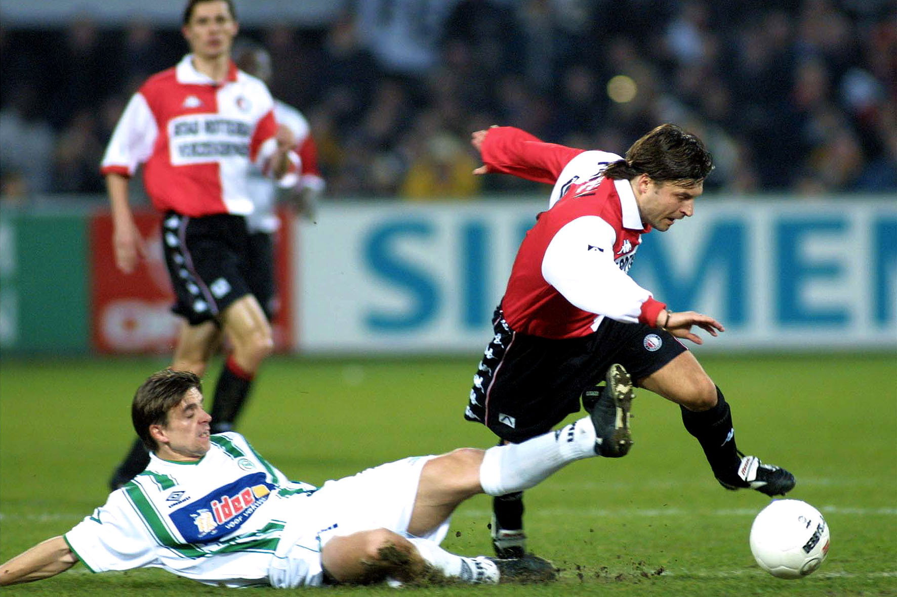 Igor Korneev aan de bal voor Feyenoord