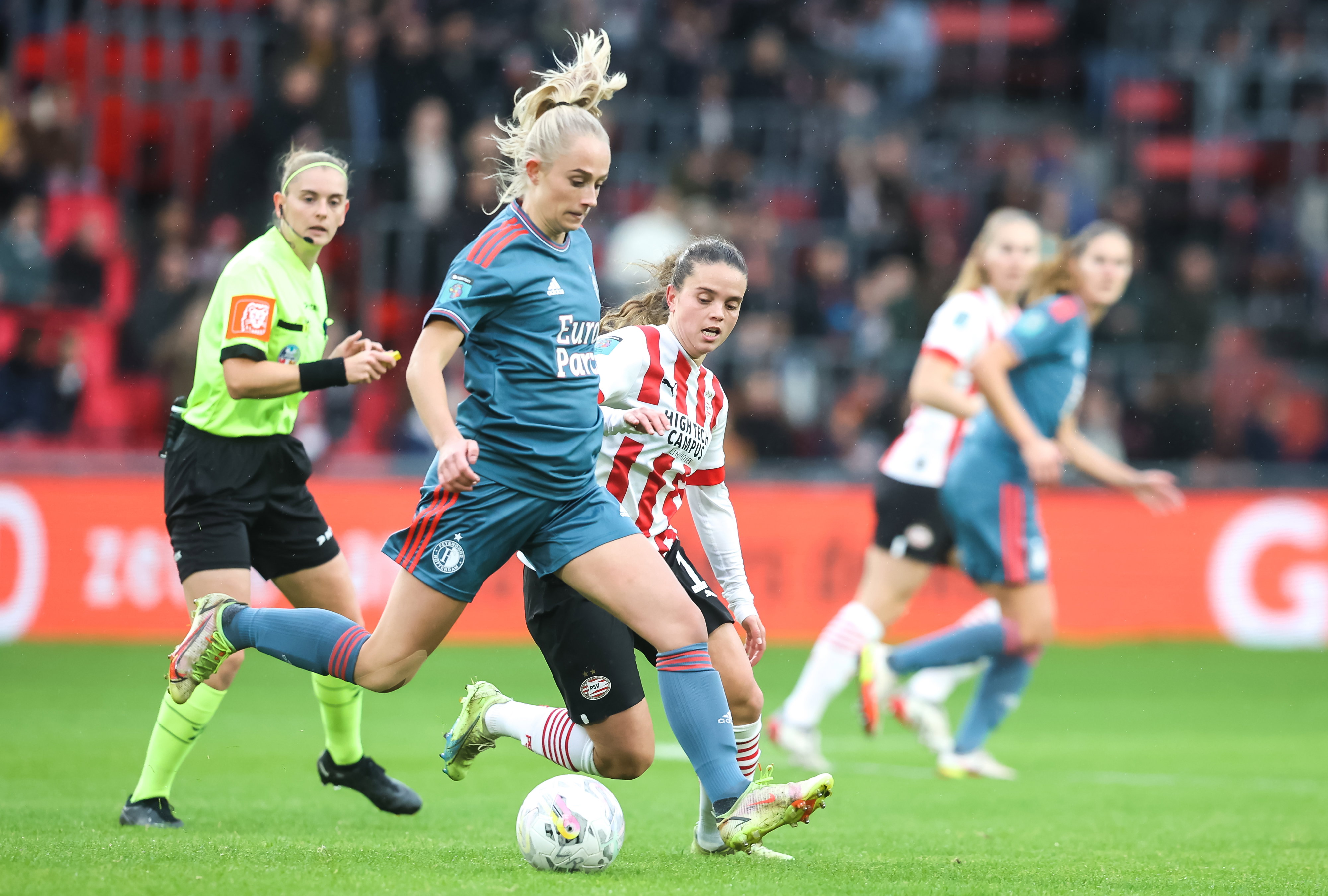 Een duel tussen PSV en Feyenoord in het Philips Stadion