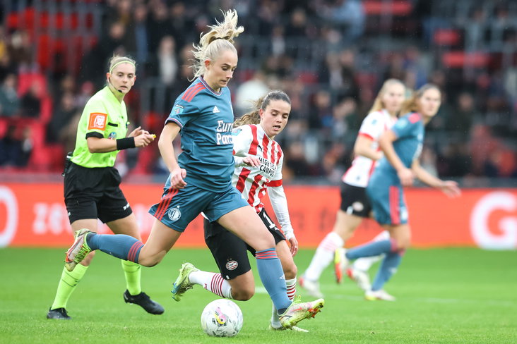 Een duel tussen PSV en Feyenoord in het Philips Stadion
