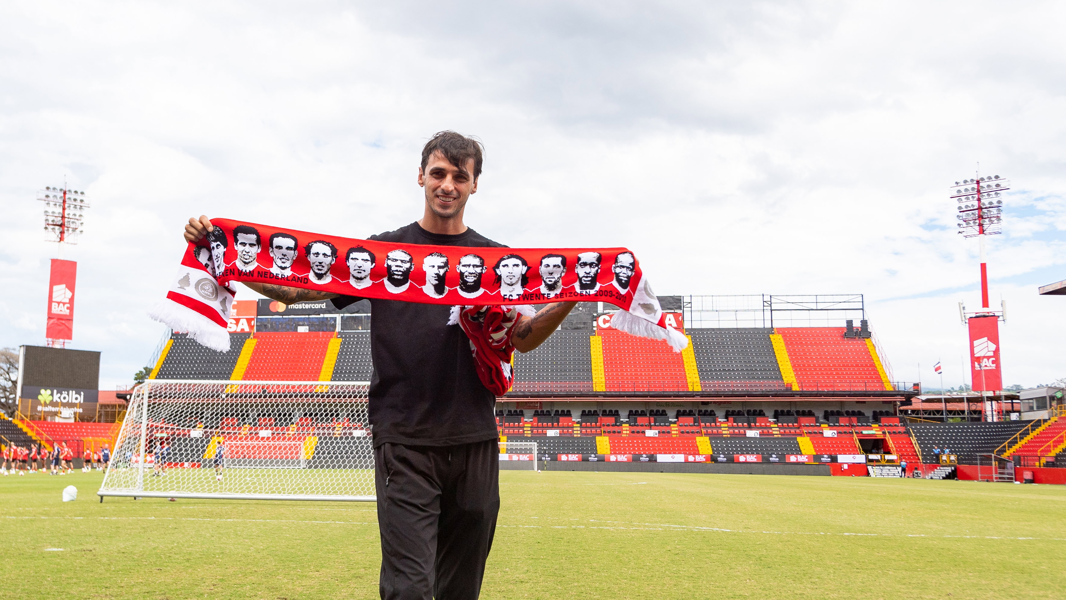 Bryan Ruiz met een FC Twente-sjaal uit het kampioensjaar