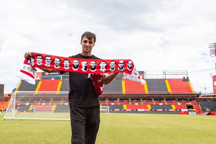 Bryan Ruiz met een FC Twente-sjaal uit het kampioensjaar