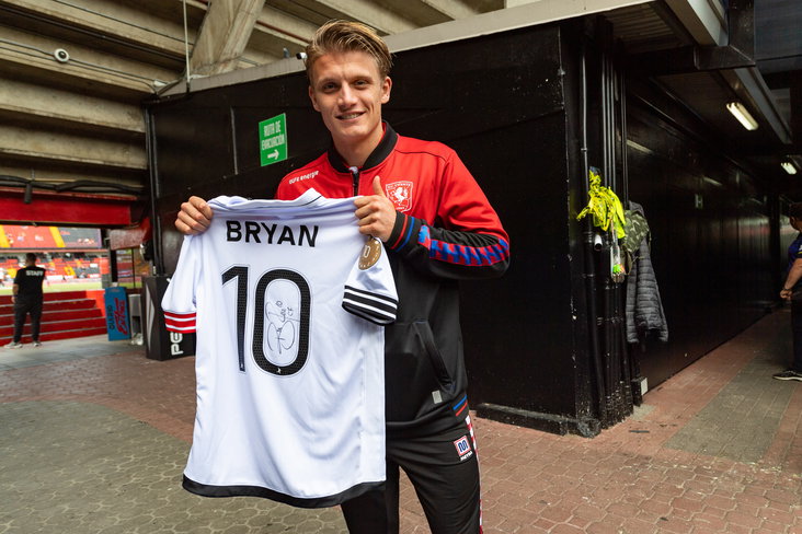 Sem Steijn met een Bryan Ruiz-shirt