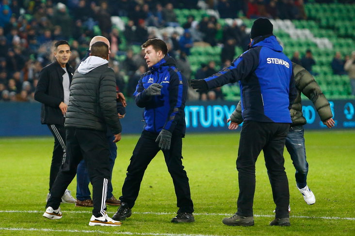 FC Groningen-supporters op het veld