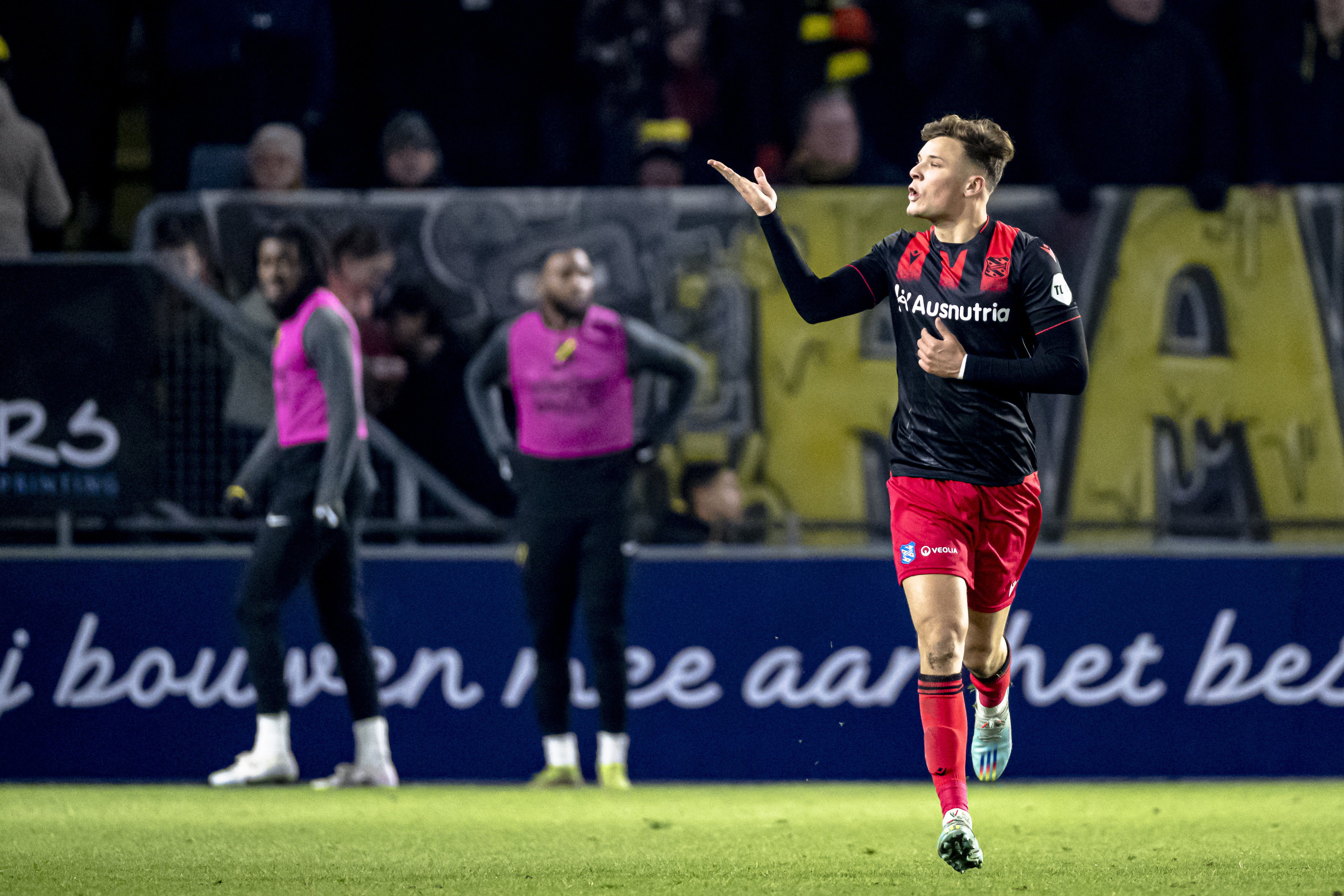 Sydney van Hooijdonk juicht na een goal tegen NAC