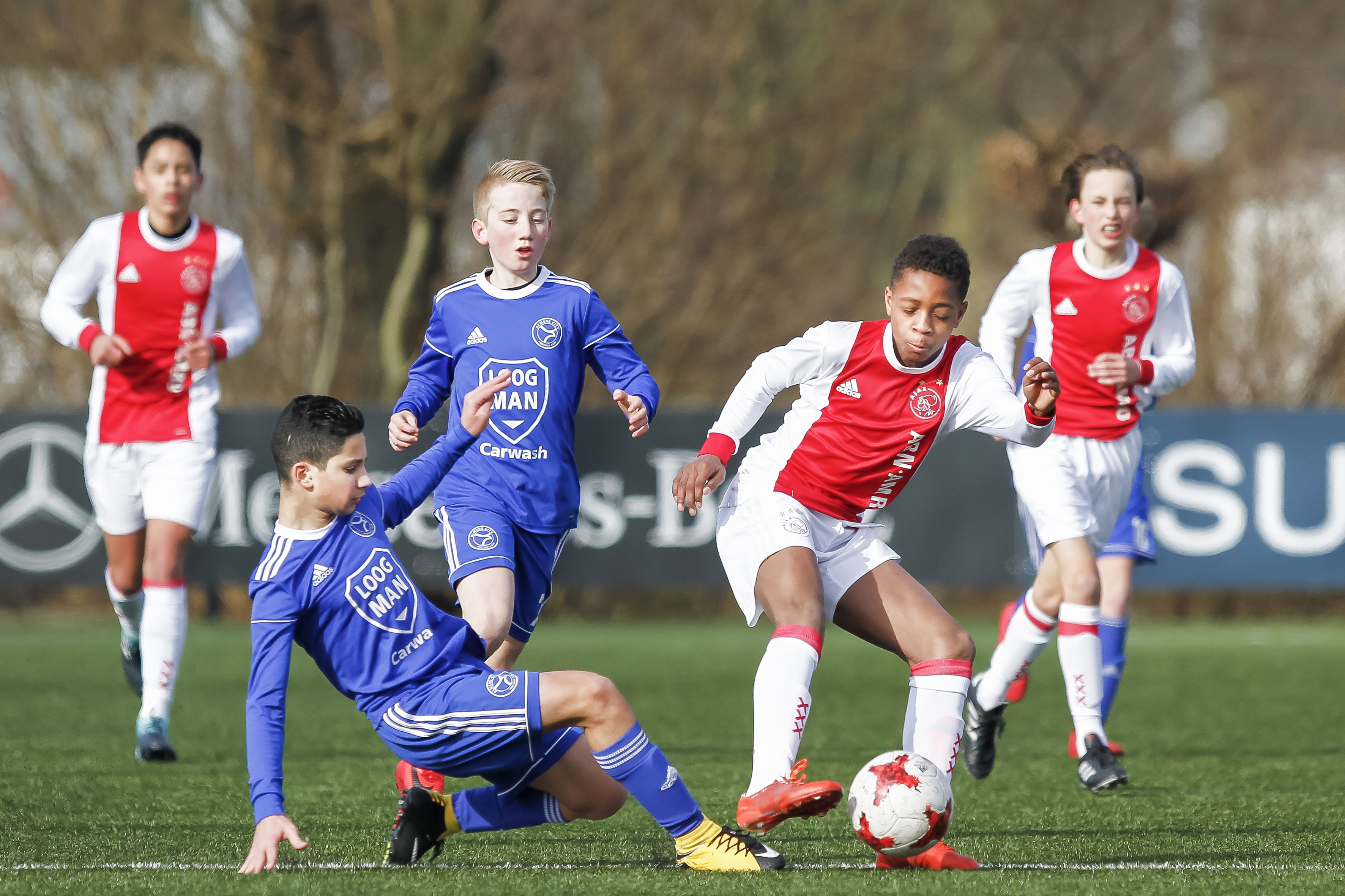 Divaio Bobson in actie voor Ajax