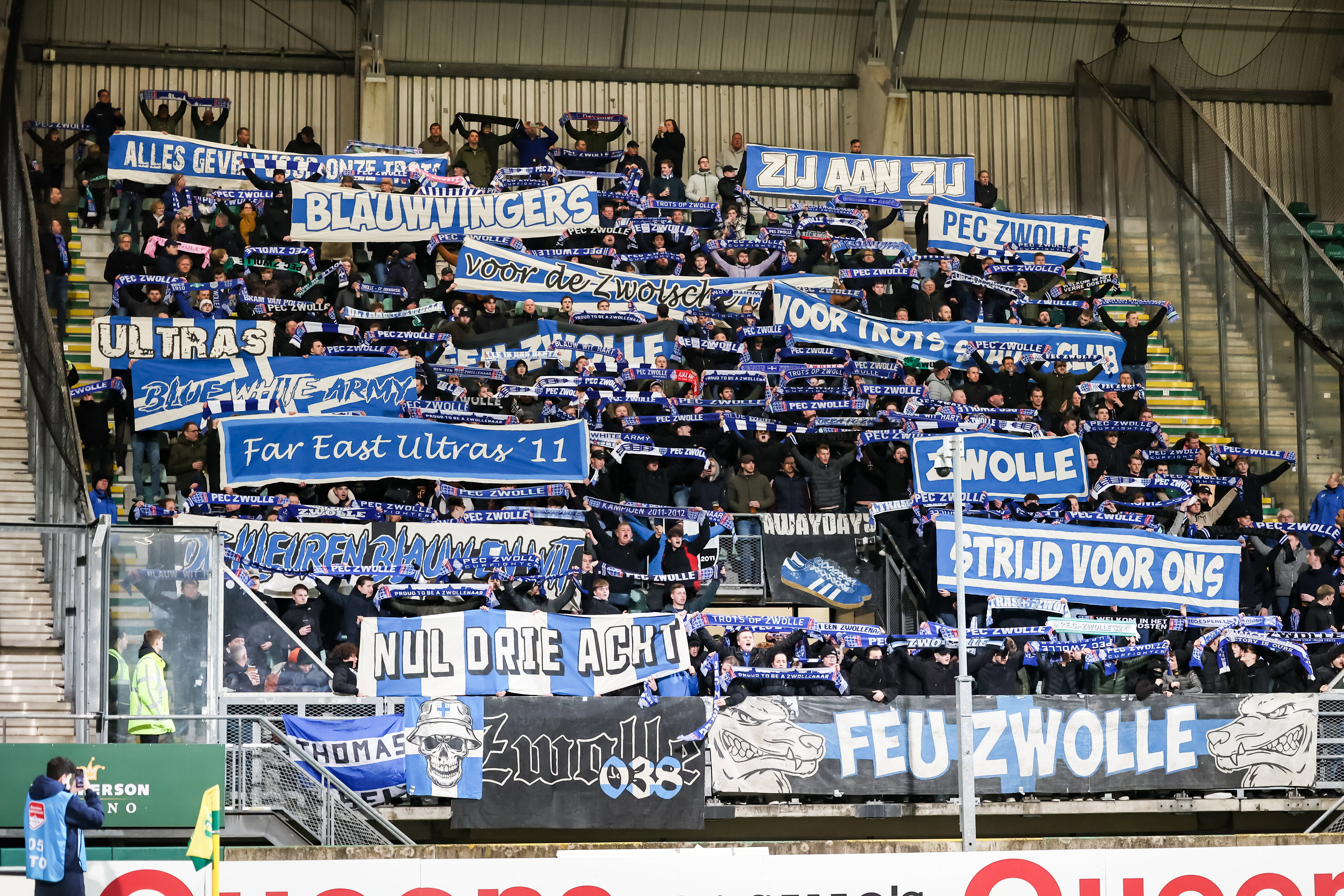 PEC Zwolle-fans in het uitvak van ADO