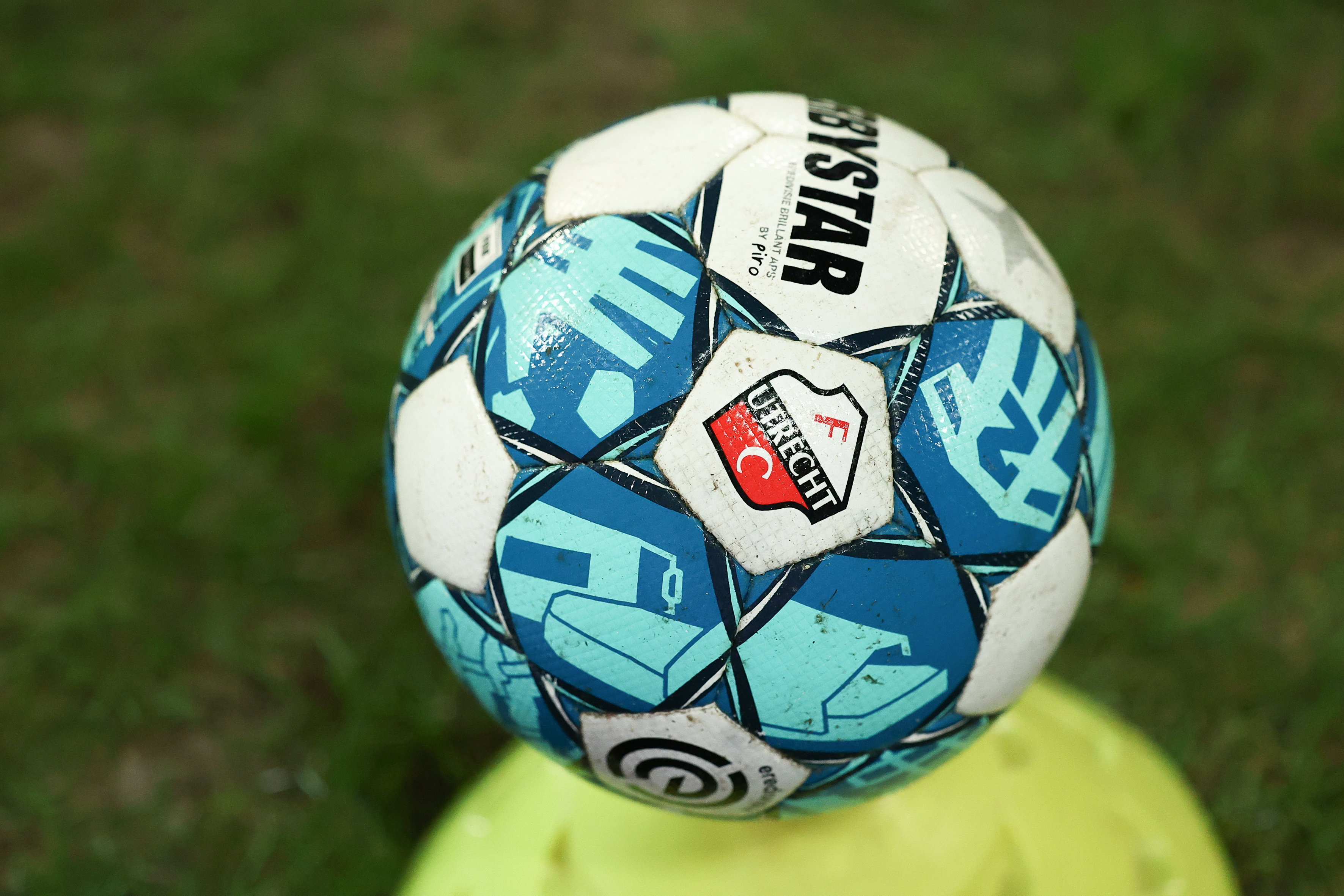 Een bal met het logo van FC Utrecht