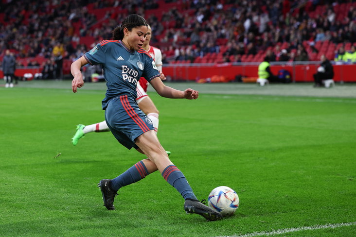 Bridget Jno Baptiste in actie namens Feyenoord tegen Ajax in de Johan Cruijff ArenA