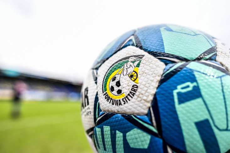 Een bal met het logo van Fortuna Sittard