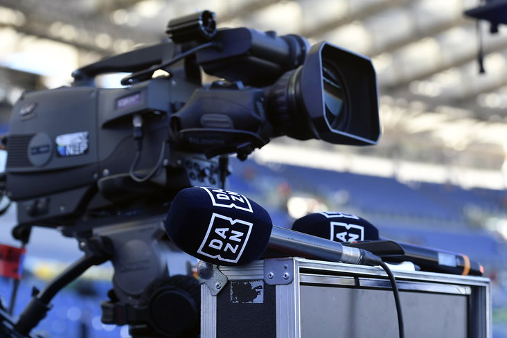 Een camera en microfoon van DAZN