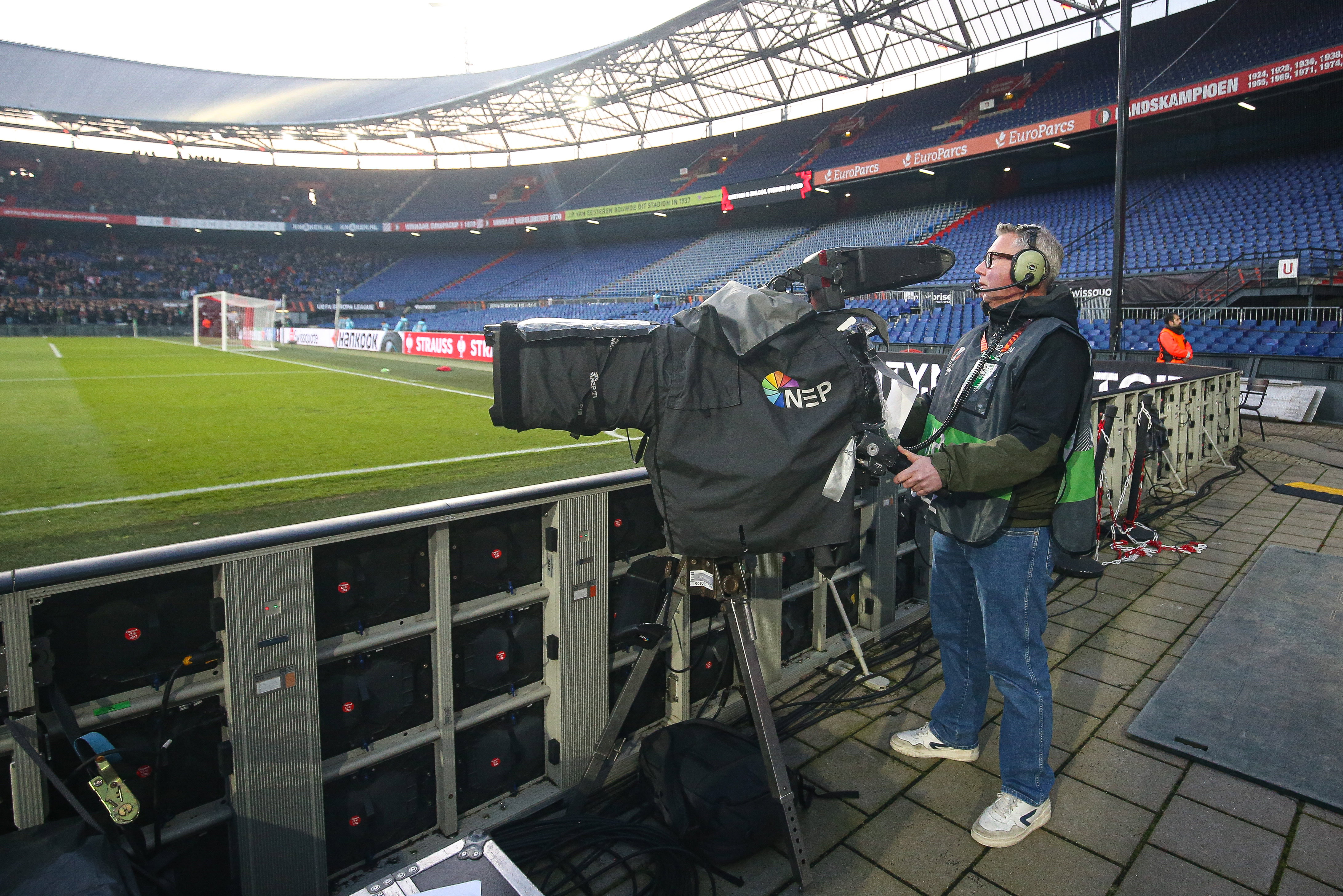 Een cameraman in De Kuip