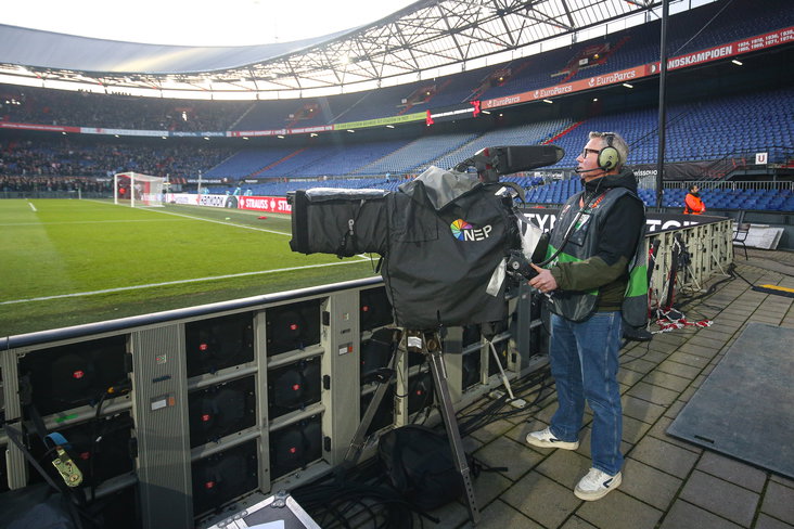 Een cameraman in De Kuip