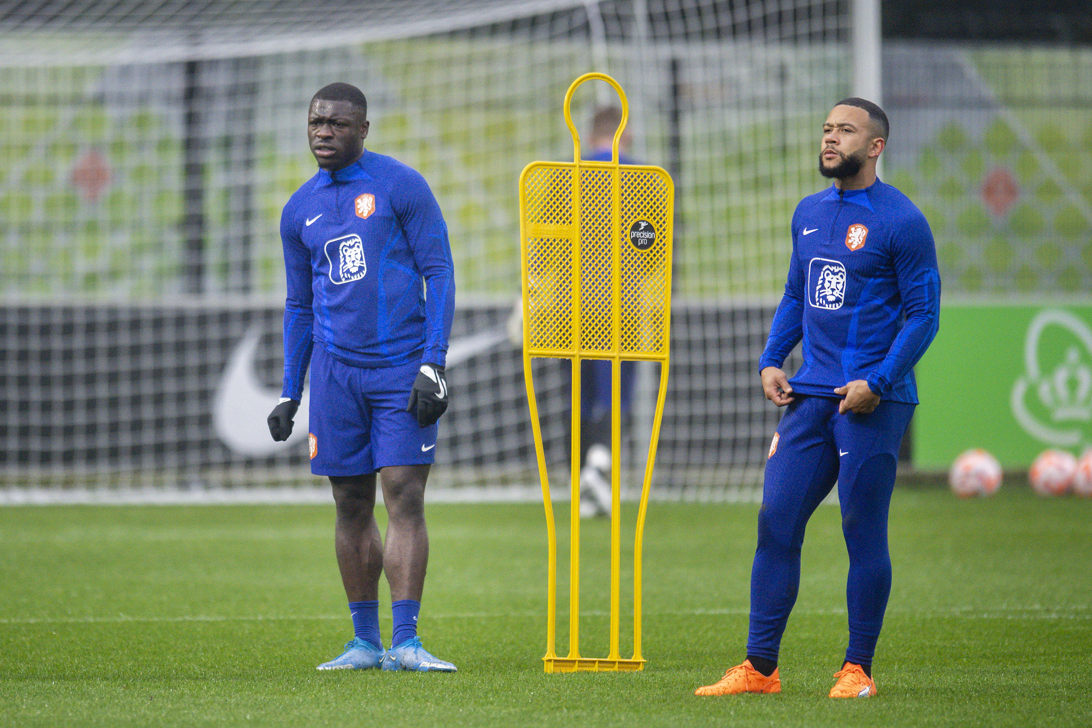 Brian Brobbey en Memphis Depay tijdens een training van Oranje