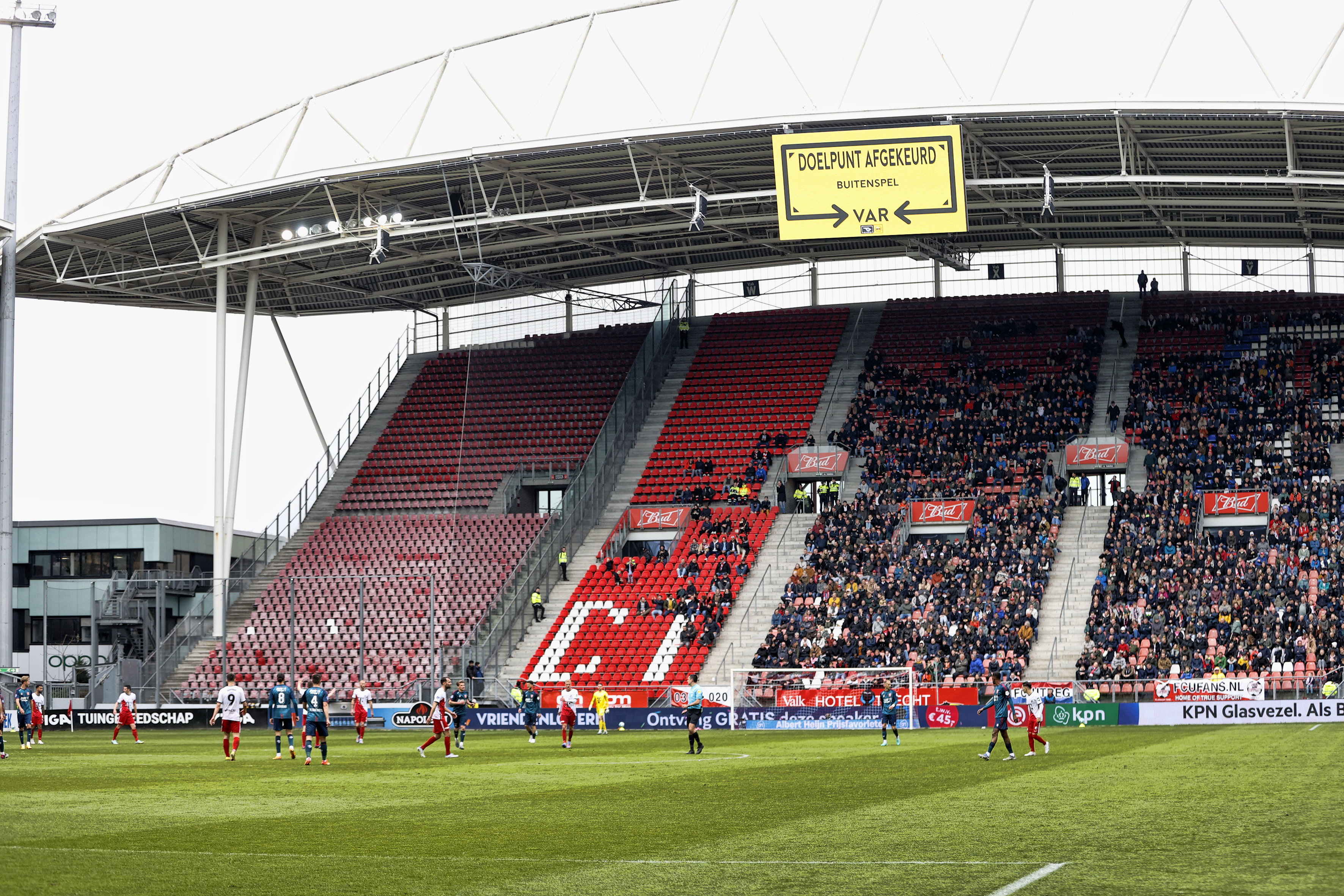 FC Utrecht - FC Twente met een leeg uitvak in Stadion Galgenwaard