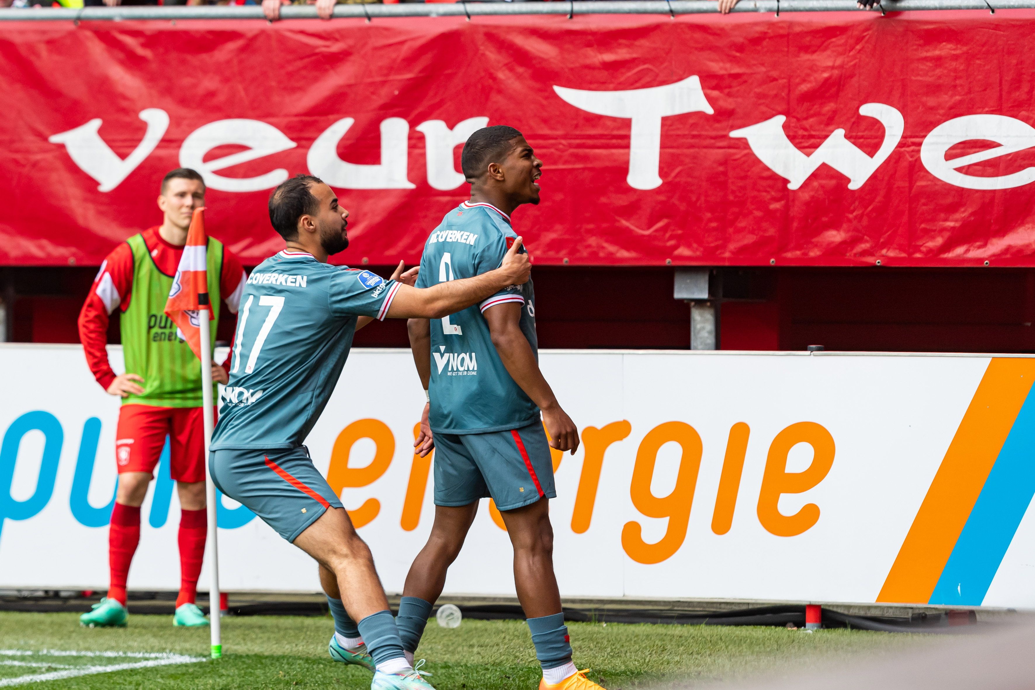 Shurandy Sambo daagt de FC Twente-supporters uit