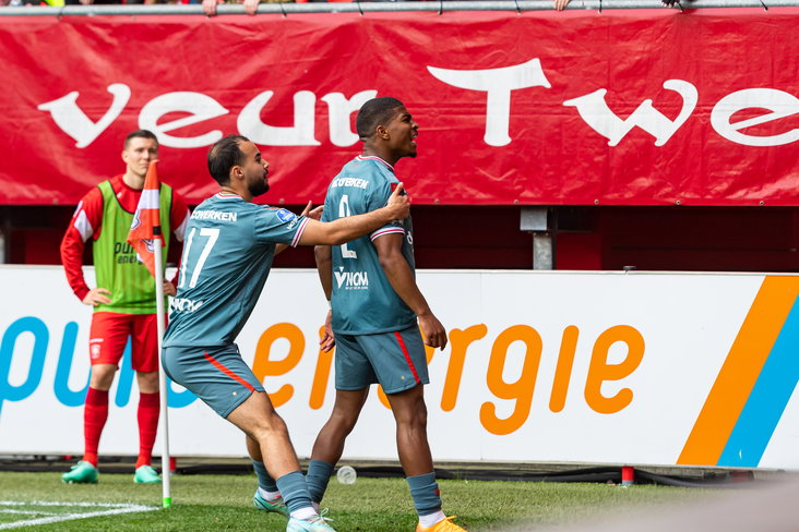 Shurandy Sambo daagt de FC Twente-supporters uit