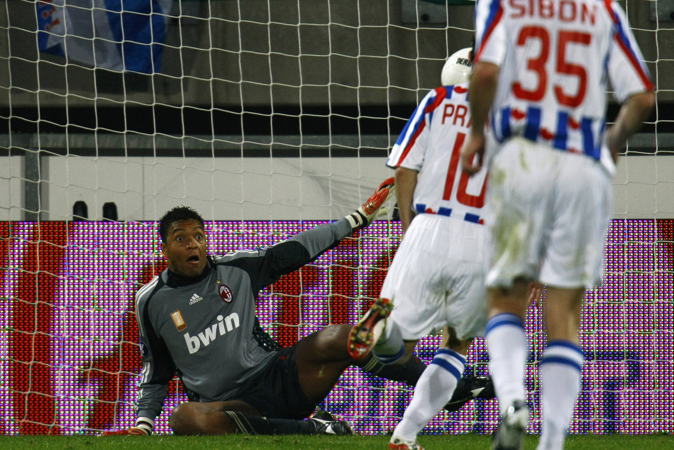 Danijel Pranjic scoort een panenka tegen AC Milan-keeper Dida