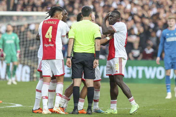Ajax-spelers klagen bij scheidsrechter Dennis Higler