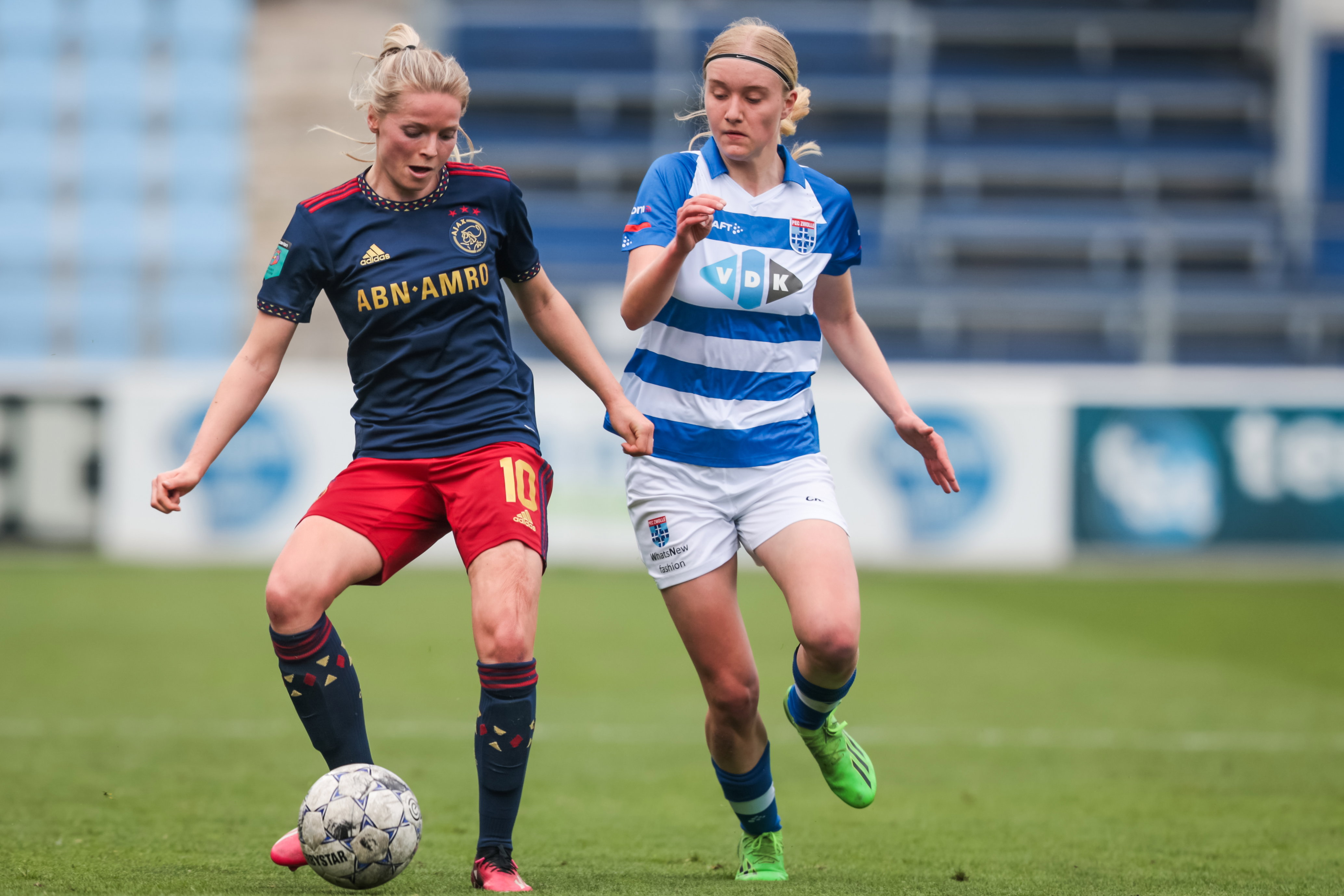 Bo van Egmond (PEC Zwolle), hier in duel met Nadine Noordam (Ajax)