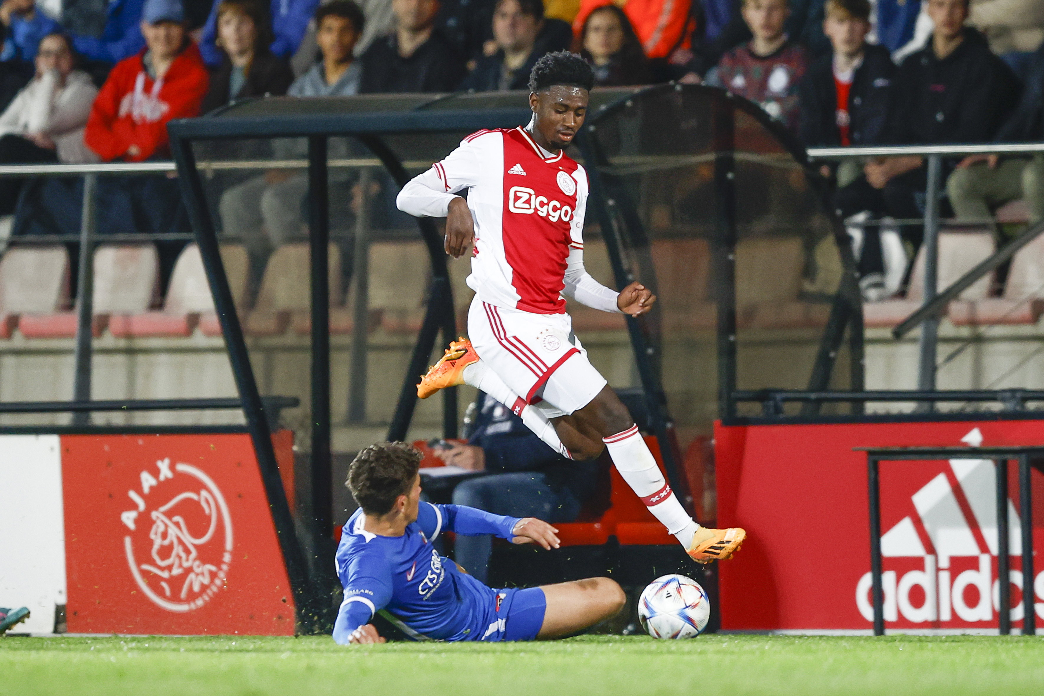 David Kalokoh voor Jong Ajax