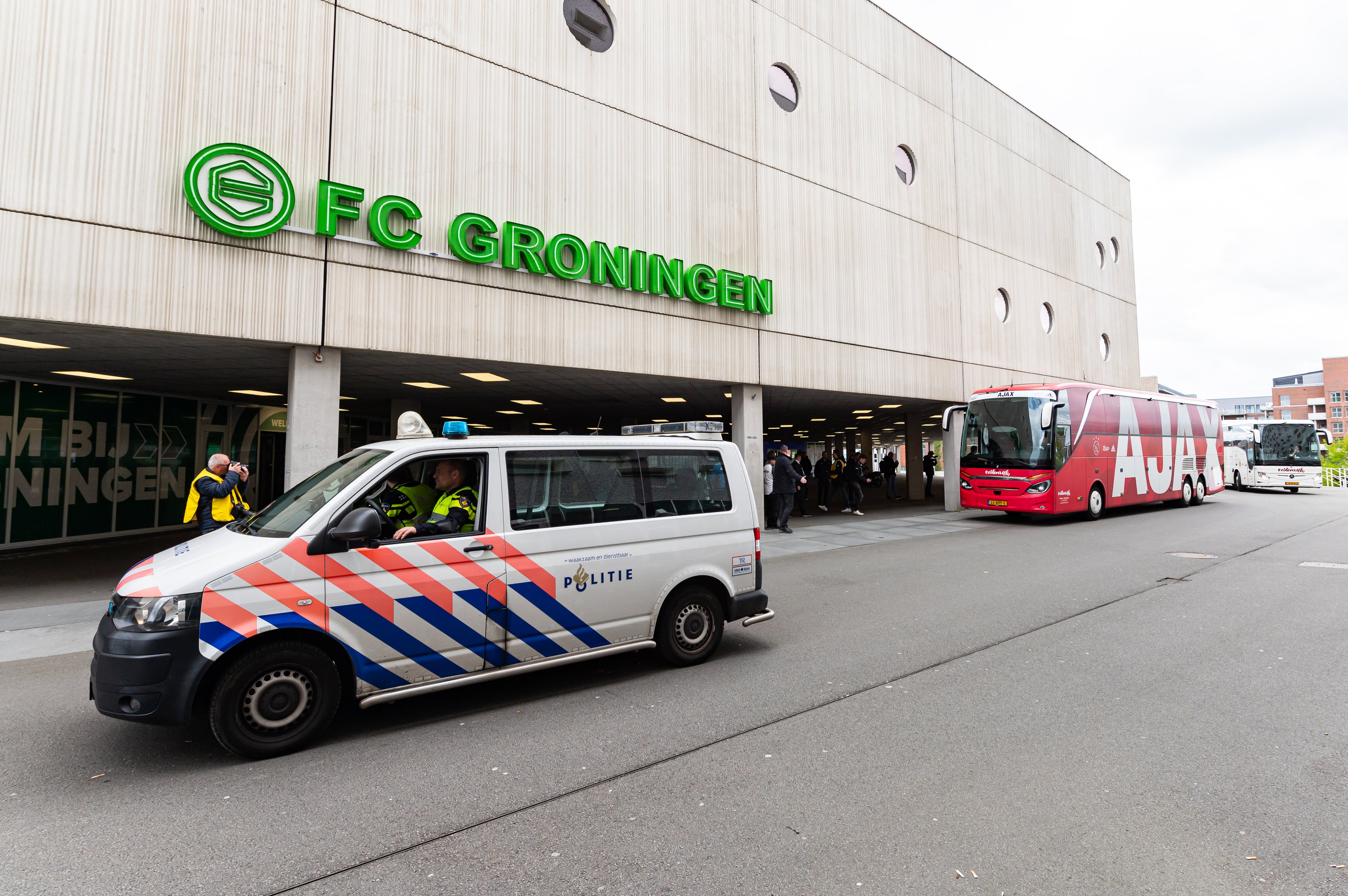 Politie bij het stadion van FC Groningen