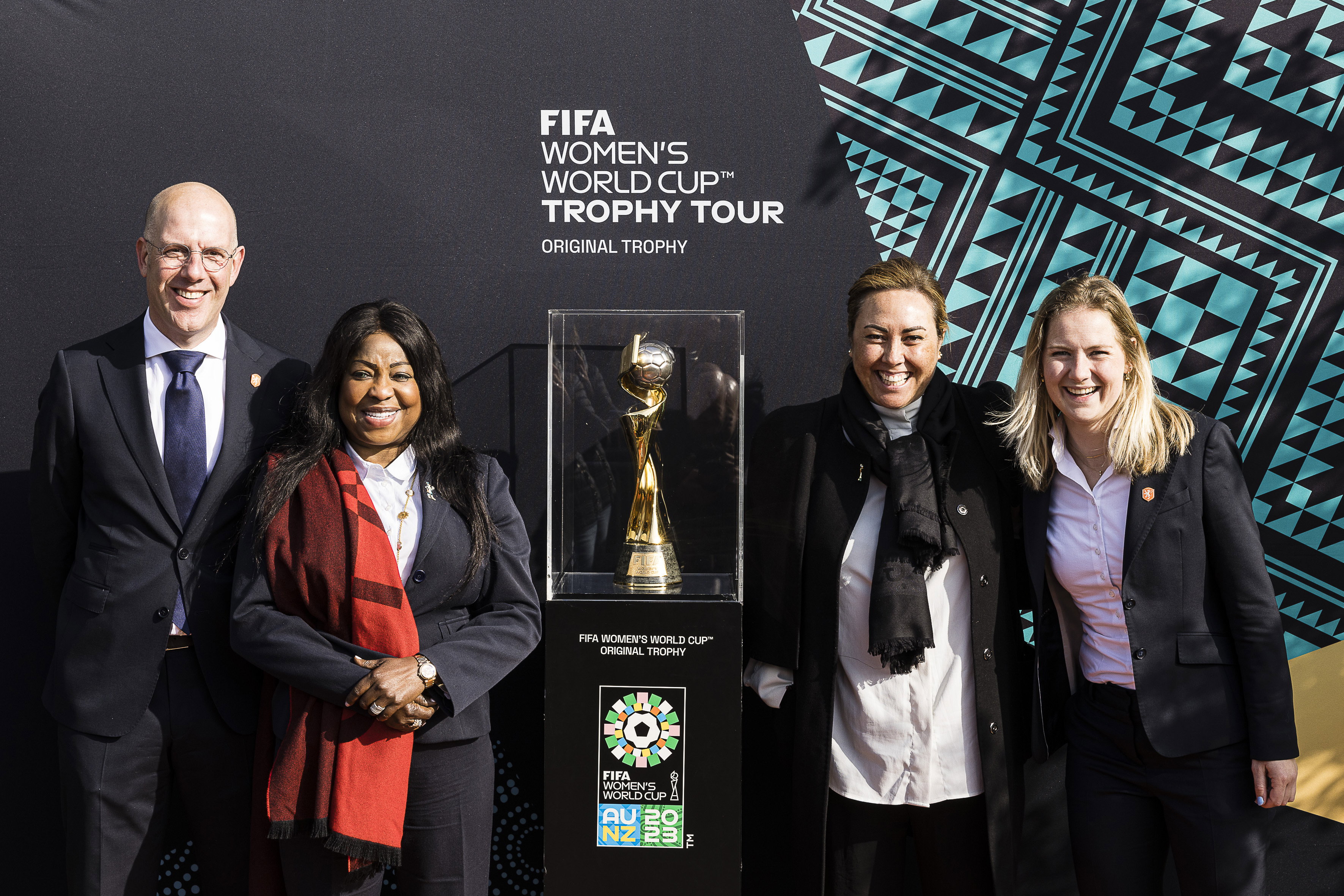 Gijs de Jong, Fatma Samoura, Sarai Bareman en Lucienne Reichardt met de WK-trofee