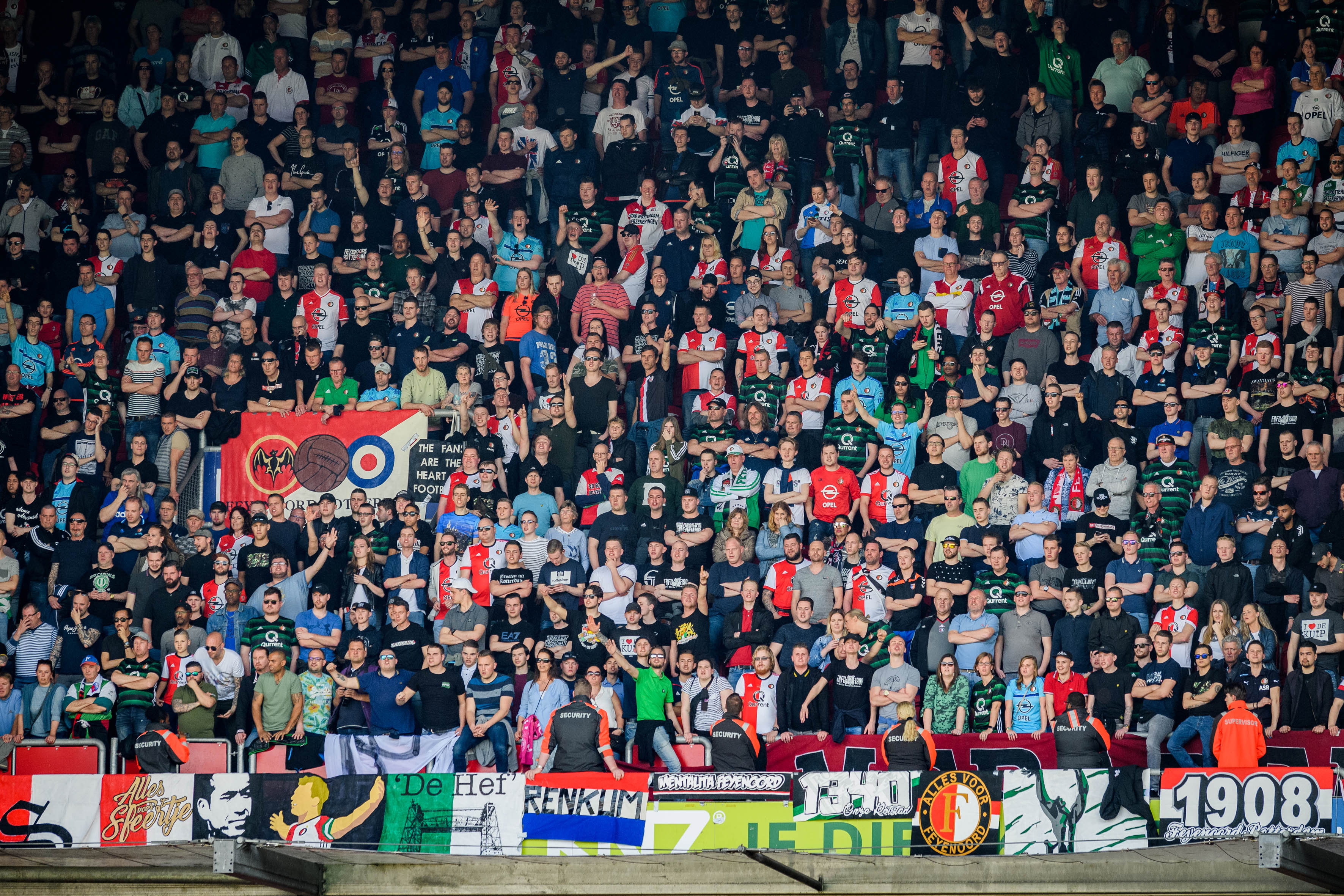 Supporters van Feyenoord in het uitvak bij FC Twente