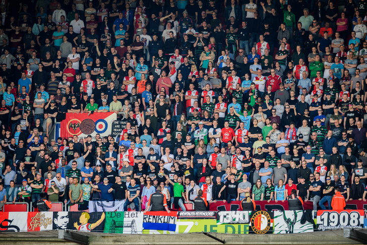 Supporters van Feyenoord in het uitvak bij FC Twente