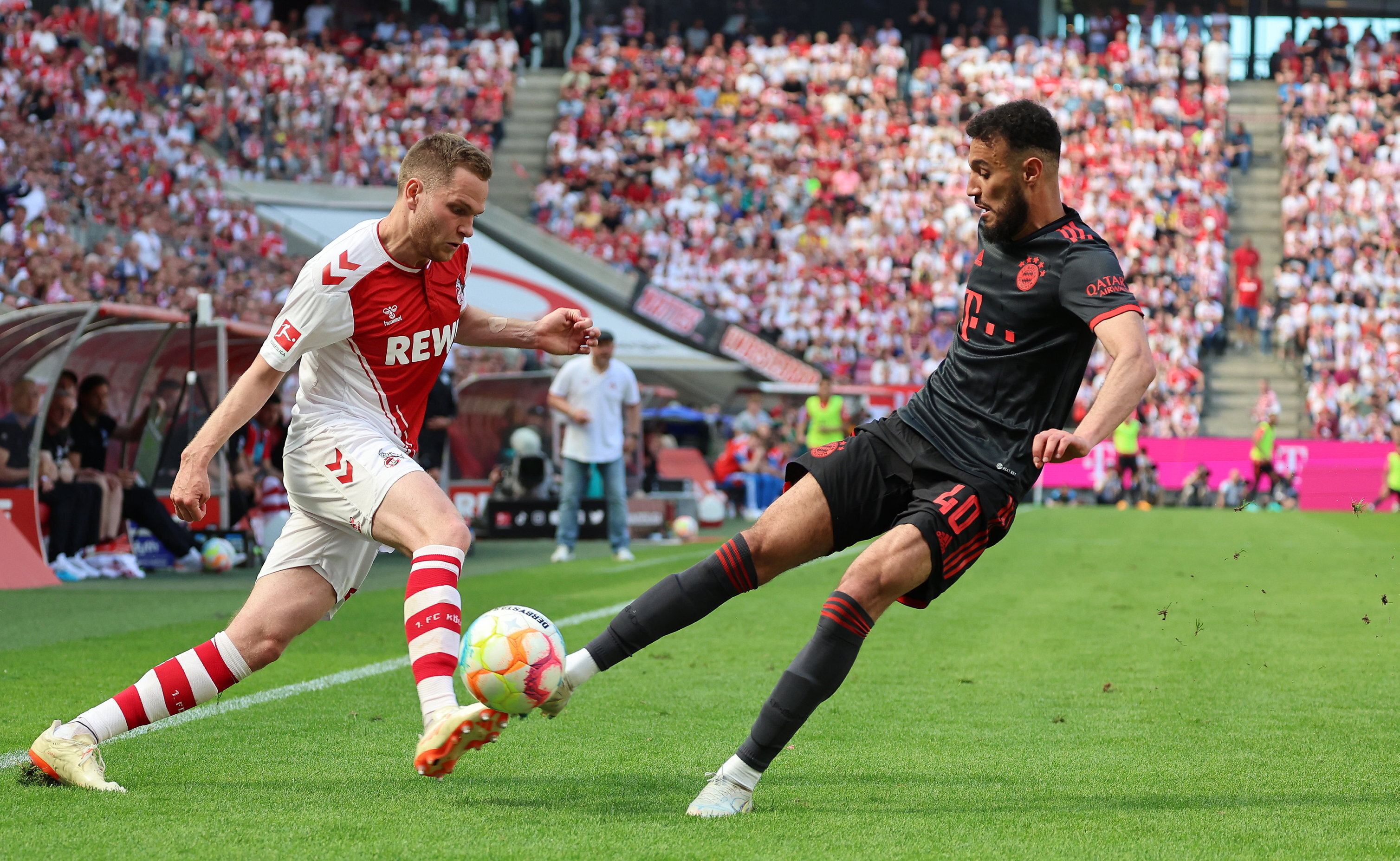 Noussair Mazraoui in actie voor Bayern München