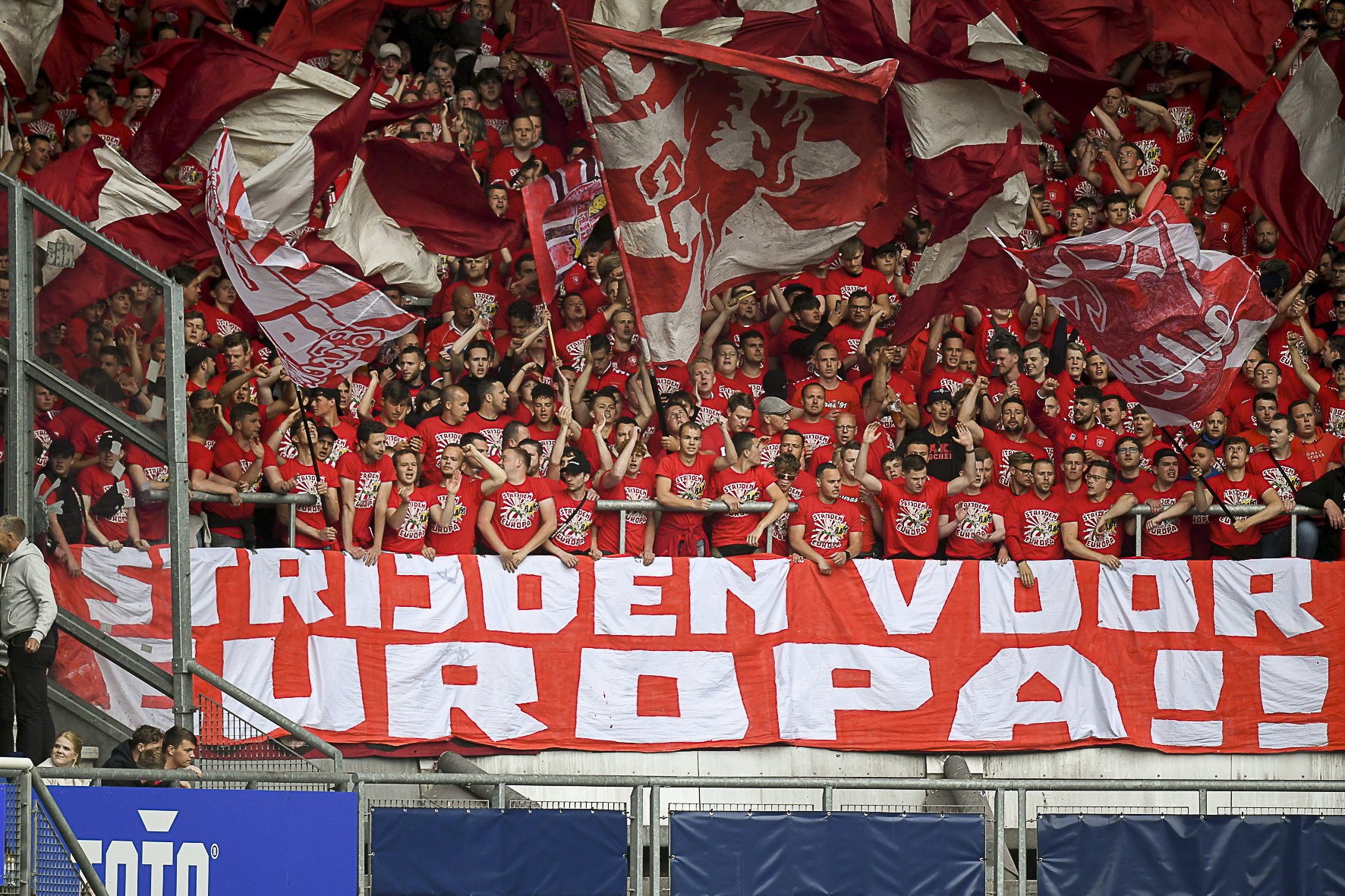 FC Twente-supporters in het uitvak bij SC Heerenveen