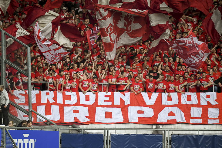 FC Twente-supporters in het uitvak bij SC Heerenveen