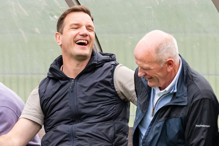 Arnold Bruggink lacht met Jan Streuer