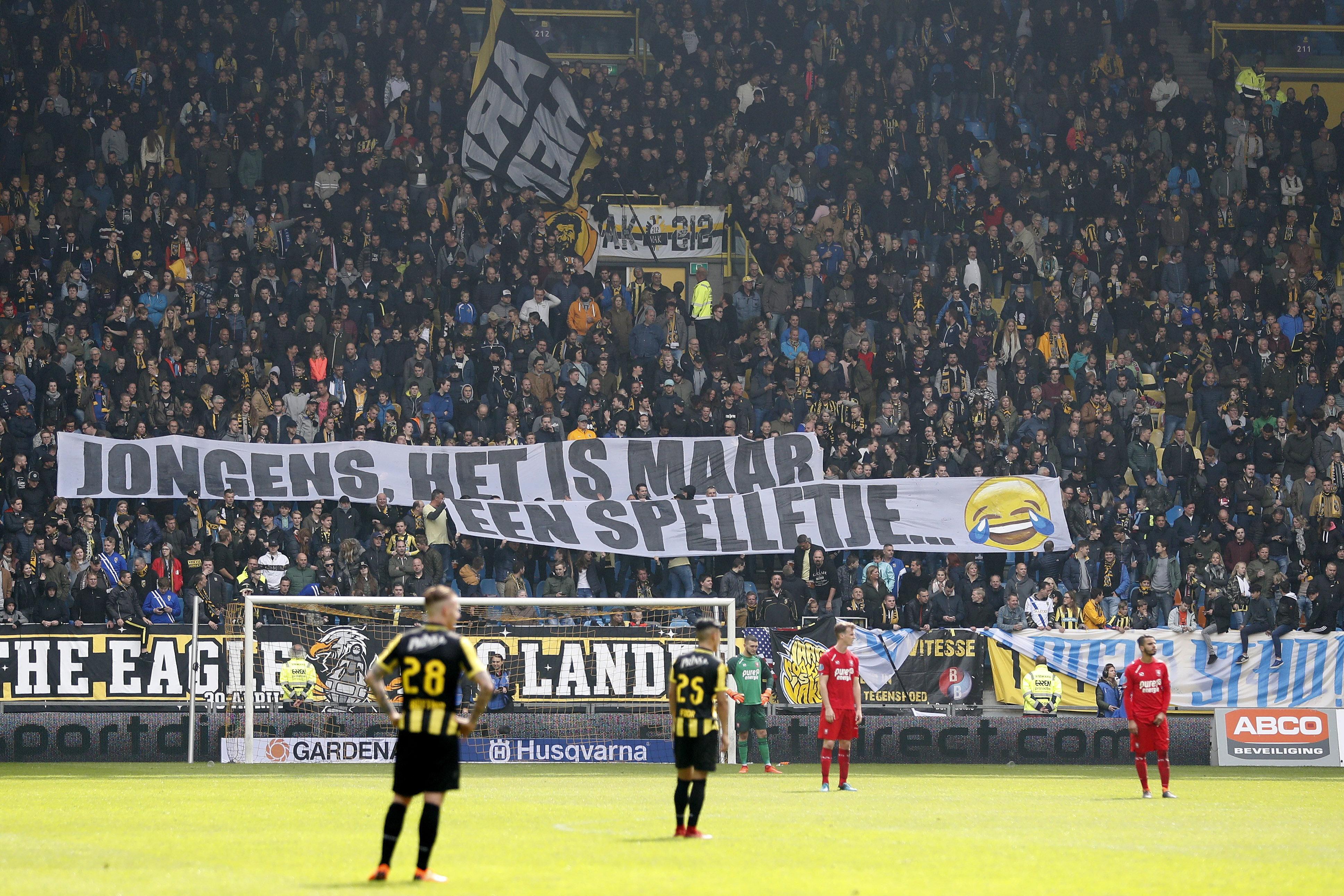 Vitesse-fans bij de degradatie van FC Twente