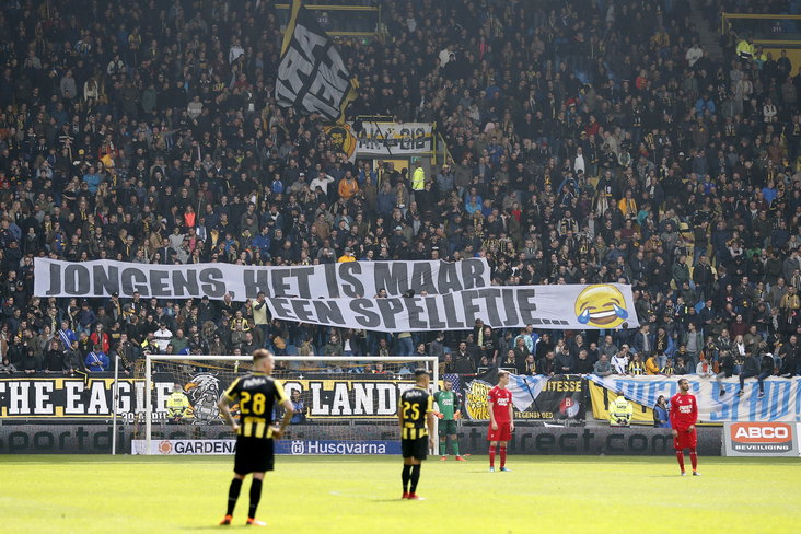 Vitesse-fans bij de degradatie van FC Twente
