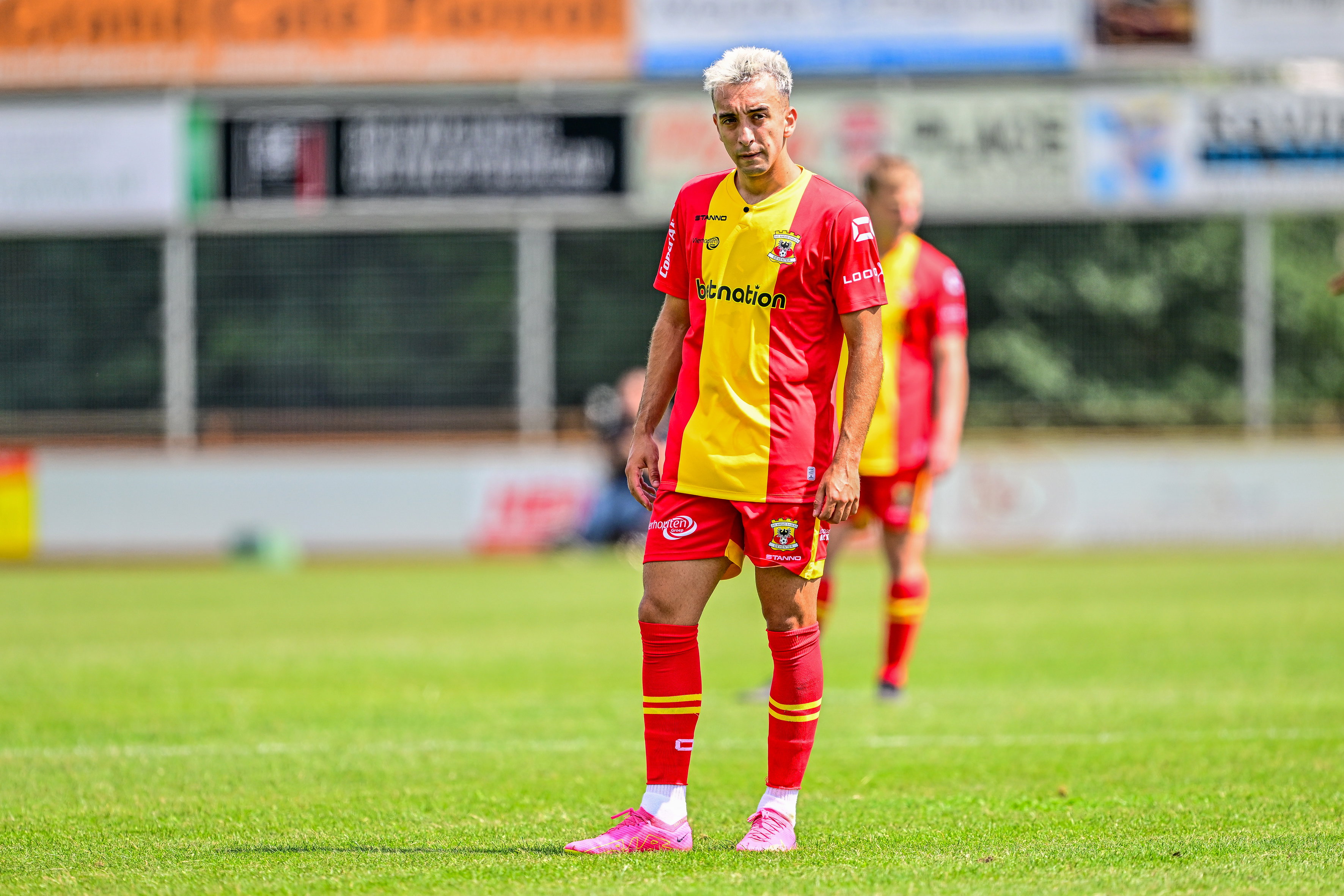 Dario Serra in het shit van Go Ahead Eagles